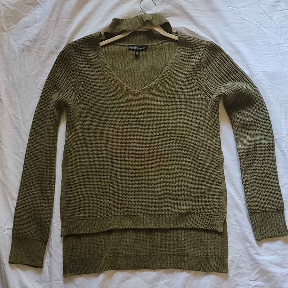 Olive green pullover sweater v-neck with choker